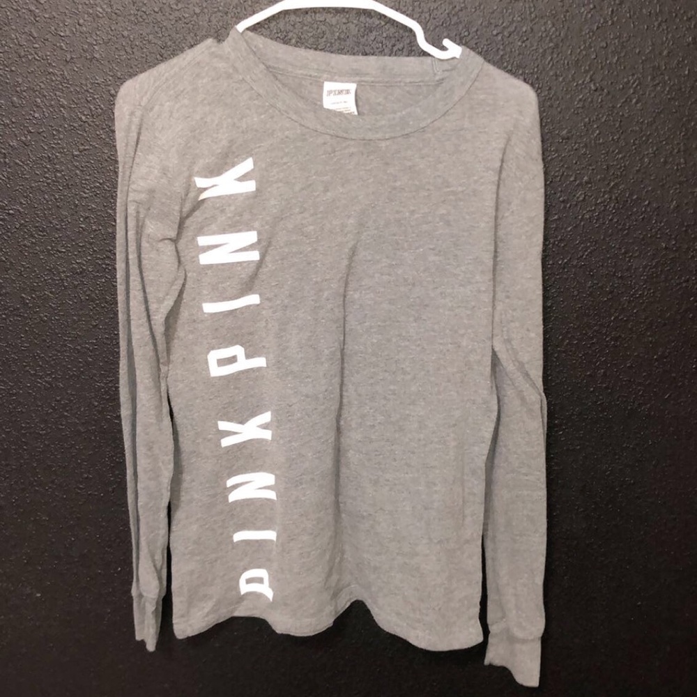 grey long sleeve shirt